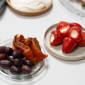 Semidried tomat, små peberfrugter med friskost, samt græske Kalamata oliven