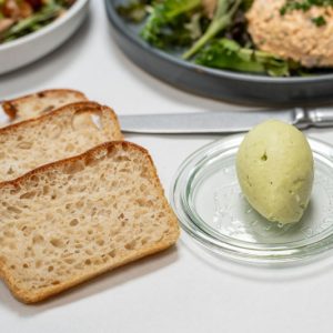 Urtesmør. Smør pisket med salvie, kærnemælk og flagesalt